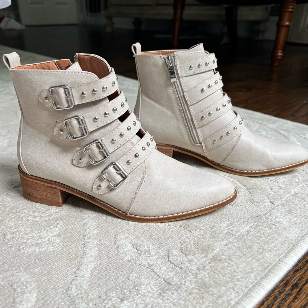 Light beige booties from Dress Up Boutique
